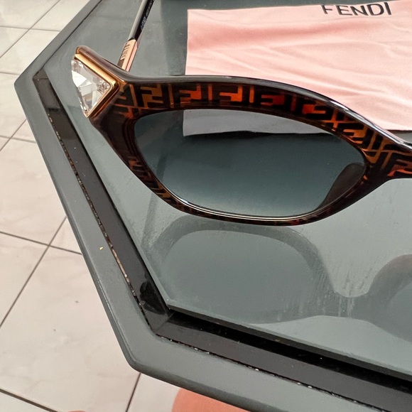 Fendi cat eye dark Havana sunglasses. Authentic and brand new. Perfect condition - Picture 5 of 10